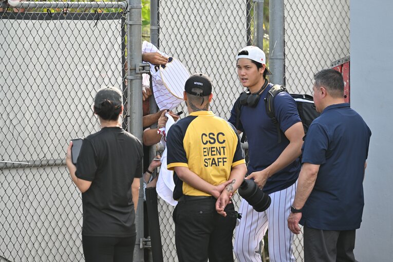 現地アメリカファンから声をかけられ対応する大谷　©Naoya Sanuki