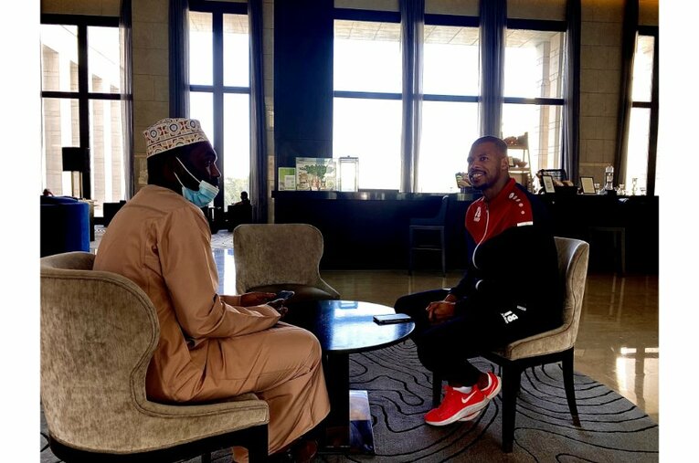 オマーン代表GKファイズ・イッサ・アル・ルシェイディがホテルで取材を受けていた　©Atsushi Iio