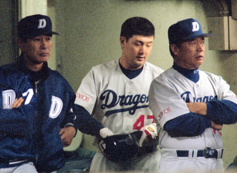 1999年、序盤に大量点を取られた先発の中日・野口（中央）と渋い表情の星野監督（左）