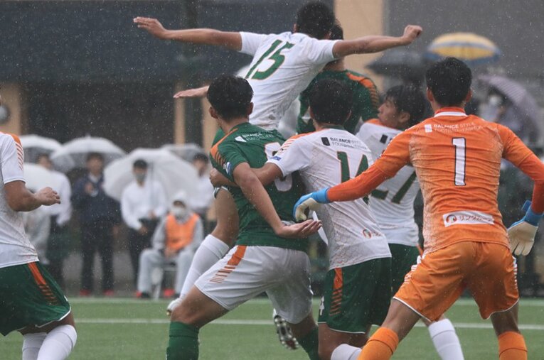 ゴール前の白熱した攻防 ／ photograph by Takahito Ando