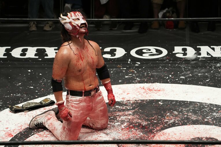 「10年後の招待状」に嬉しそうな笑みを浮かべるエル・デスペラード　©Masashi Hara