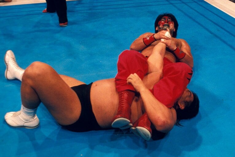 長州力に腕十字固めを決めるムタ。1992年8月16日、福岡国際センター