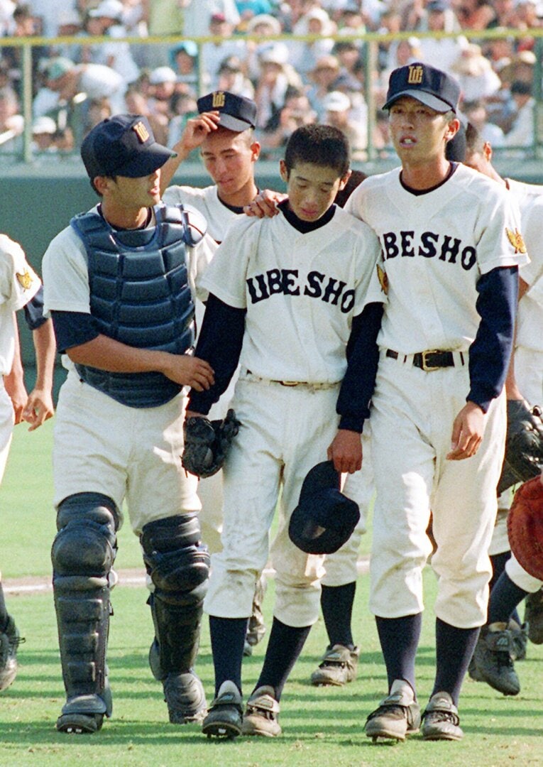 試合終了後、スタンドに挨拶を終えチームメイトに慰められる宇部商・藤田投手　©Sankei Shimbun