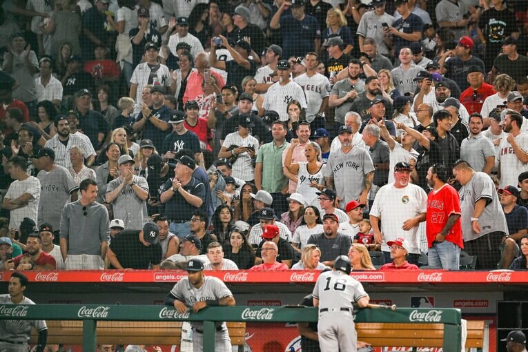 エンゼル・スタジアムに詰めかけたヤンキースファン　©Nanae Suzuki
