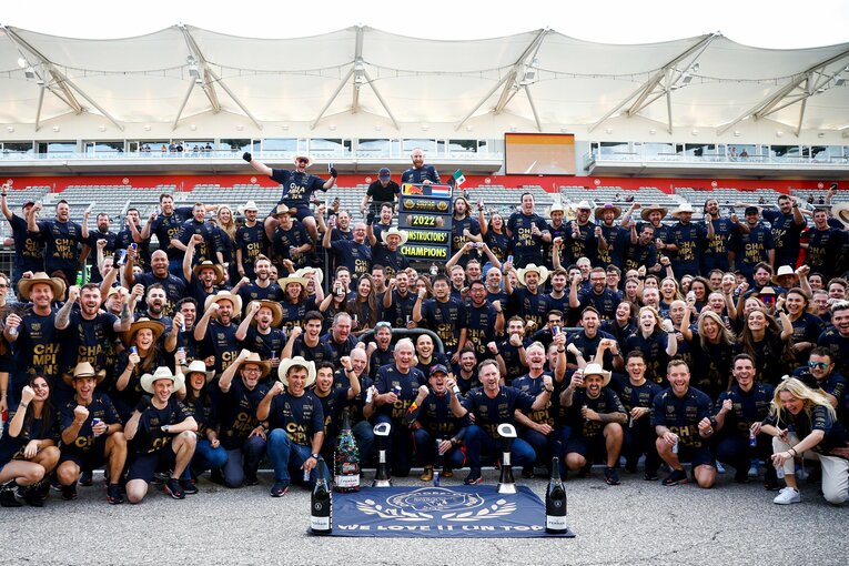 昨年逃したコンストラクターズチャンピオンとなり、歓喜のレッドブル陣営　©Getty Images / Red Bull Content Pool