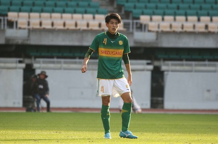 昨年の選手権では先輩・松村優太（鹿島）をサポートし、24年ぶりの優勝に貢献。J1川崎は当時から田邉を注目していたという。 ／ photograph by Takahito Ando