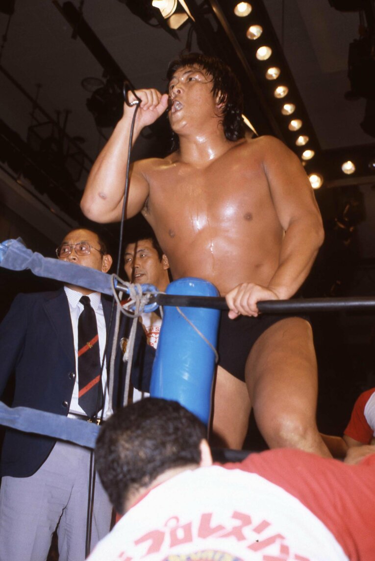 “噛ませ犬事件”でマイクアピールする長州力（1982年）