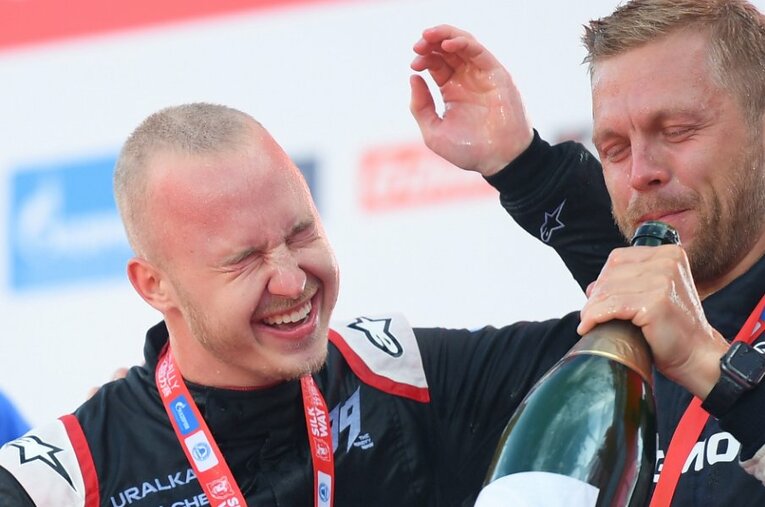 7月、シルクウェイラリーで優勝し嬉しそうなマゼピン。F1のシートを失った3月以降、彼はロシア国内で何をしてきたのか ／ photograph by SPUTNIK/JIJI PRESS