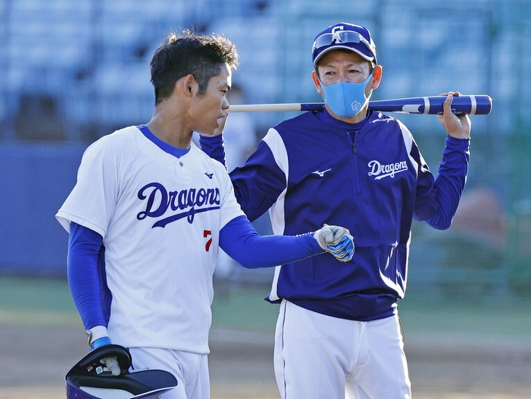 秋季練習で根尾に指導する立浪監督　©Kyodo News