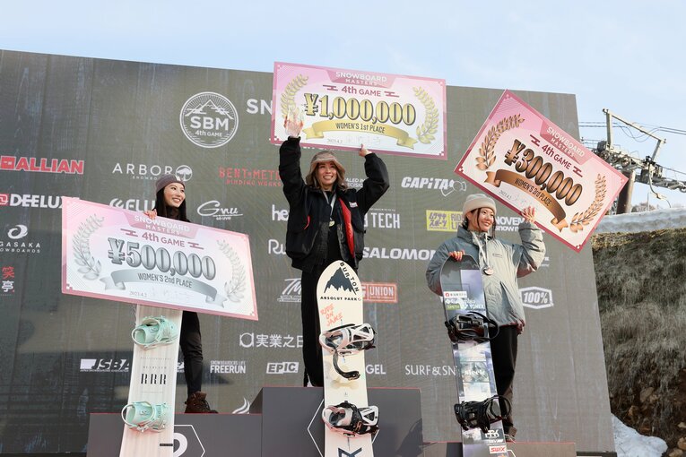 女子の部で優勝した藤森由香（中央）、2位の本多未沙（右）、3位の冨田るき。それぞれ賞金額が記入されたボードを掲げる　©︎Shigeki Yamamoto