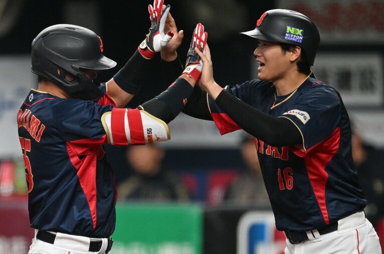 3月7日のオリックス戦、ホームランを放った村上宗隆を誰よりも明るく祝福した大谷翔平 ／ photograph by Naoya Sanuki