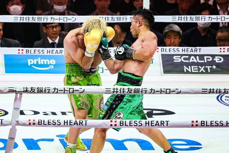 アッパーを連打する井上拓真（1枚目／全6枚） ©Susumu Nagao