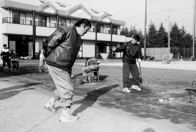 長男の智春にアドバイス（1997年）　©Tadashi Shirasawa