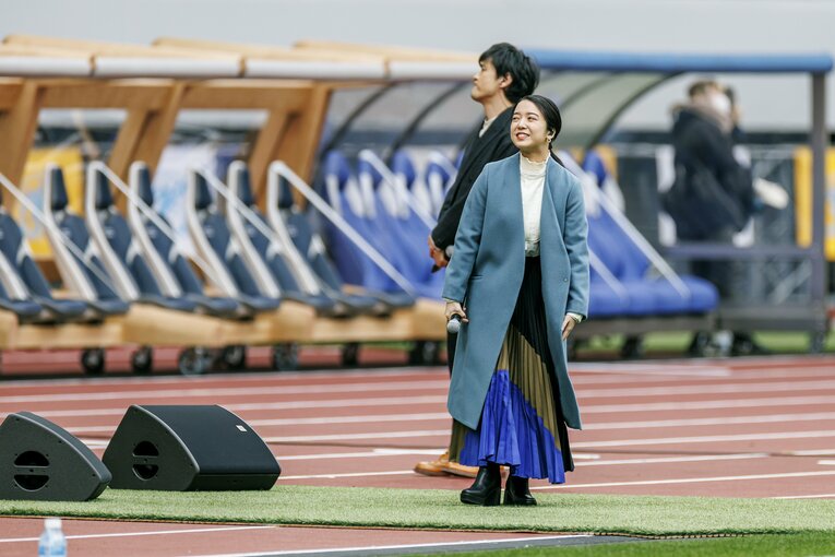 ハーフタイムに応援歌を歌い上げた上白石萌音　©︎Kiichi Matsumoto