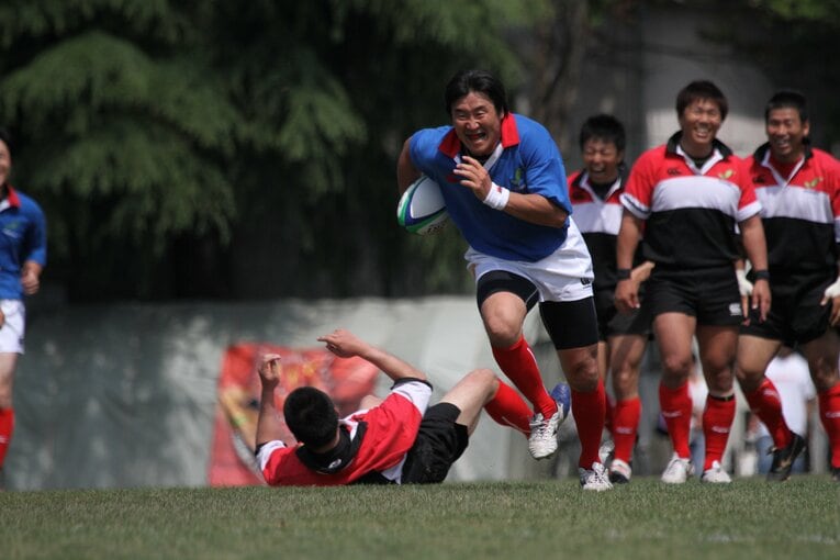 2013年4月、東芝府中グラウンドで行われた松田努の引退試合。43歳でもこの豪快な走りは健在だった　©︎Nobuhiko Otomo