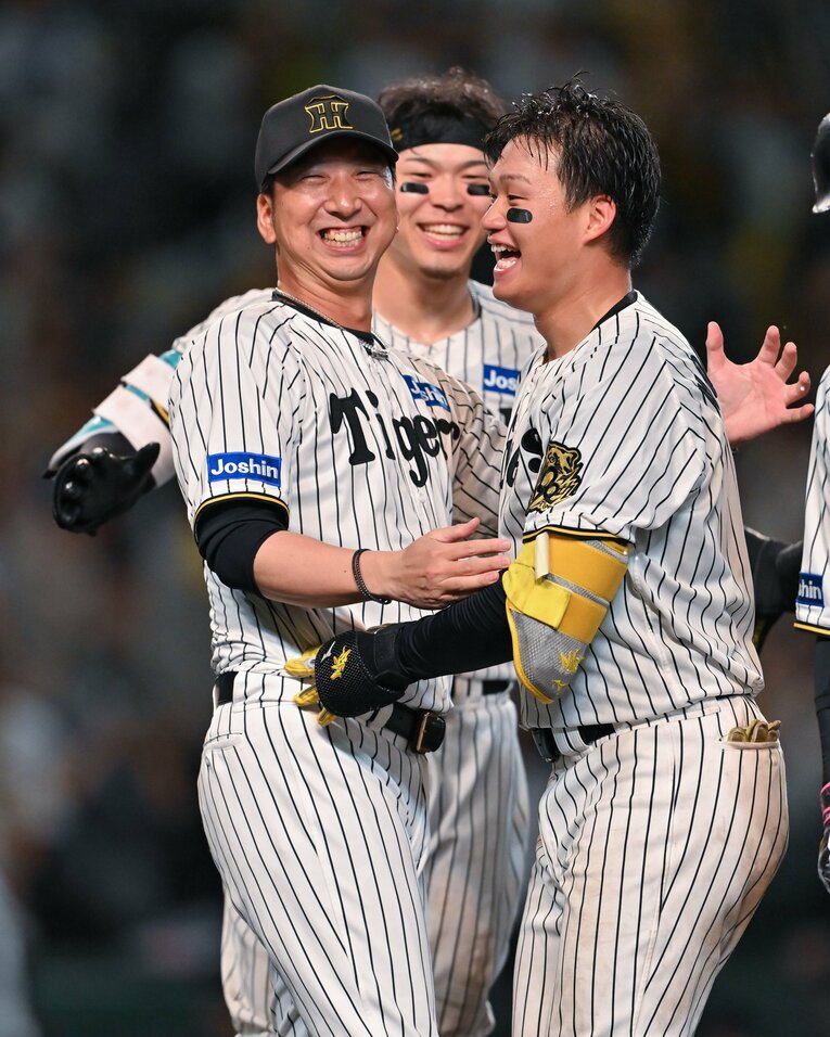 CSでサヨナラ弾を放った森下翔太を笑顔で称える藤川球児監督　©JIJI PRESS