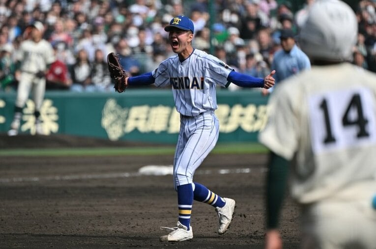 センバツ甲子園「史上最強投手」は誰か？（写真は今春センバツの優勝投手、健大高崎の佐藤龍月） ／ photograph by Hideki Sugiyama