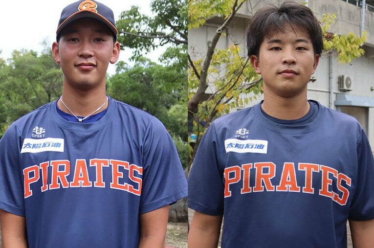 独立リーグ愛媛の玉置隼翔（左）と上甲凌大。ドラフト指名を待つ ／ photograph by Kou Hiroo