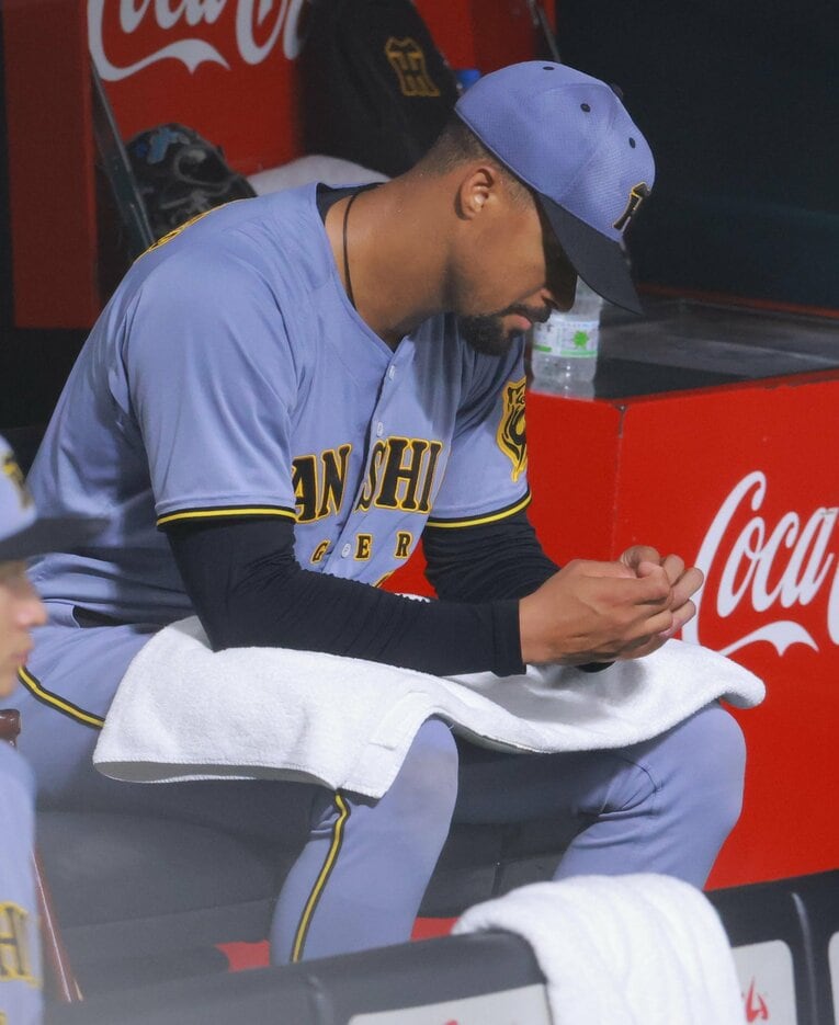 降板後のベンチでの沈んだ表情　©Sankei Shimbun