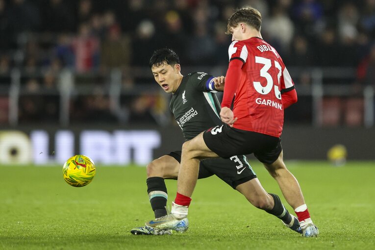 2024年12月18日、カラバオ杯サウサンプトン戦。リバプールに移籍してから初めてセンターバックで起用された遠藤航　©︎Robin Jones/Getty Images