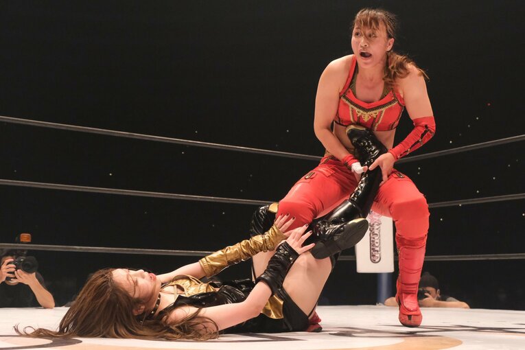 10.9で特別な意味を持つ“足4の字固め”に持ち込む朱里