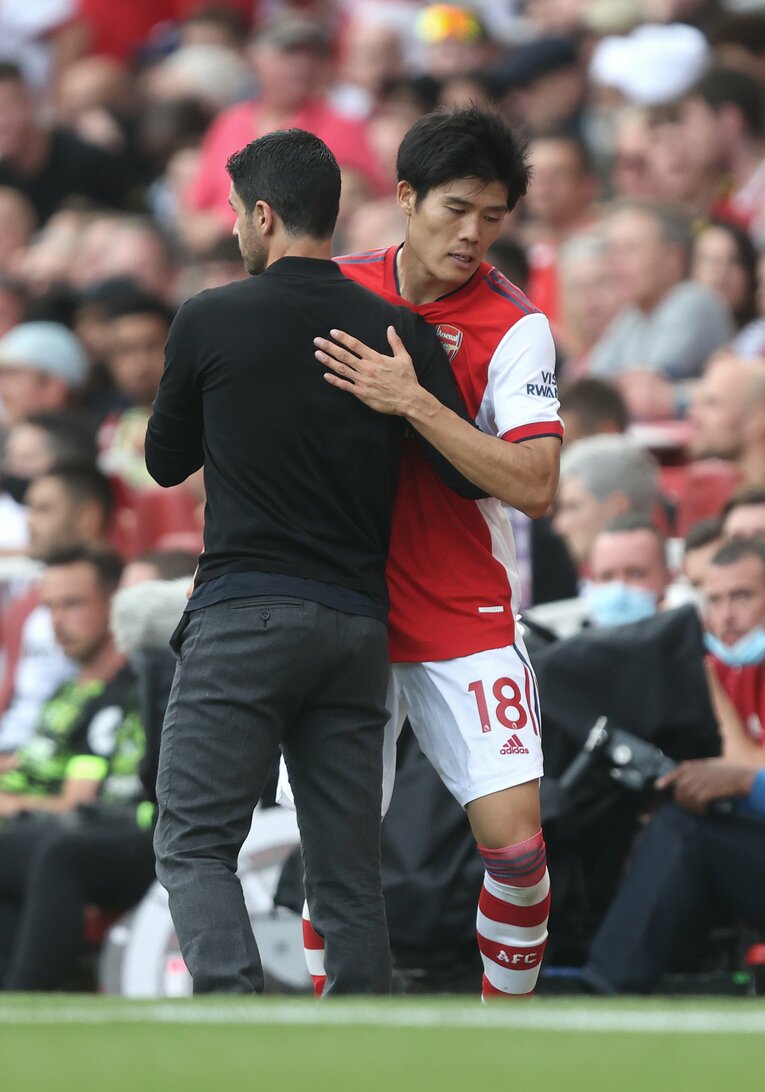 交代時、アルテタ監督と抱き合う冨安　©Getty Images