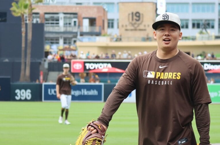 リラックスした表情を見せる松井裕樹 ／ photograph by Yuki Yamada