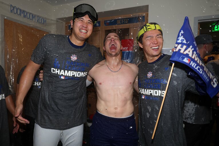 メッツを破り、リーグ優勝を果たした直後のシャンパンファイト。キケ・ヘルナンデス（真ん中）、大谷翔平と山本由伸　©Getty Images