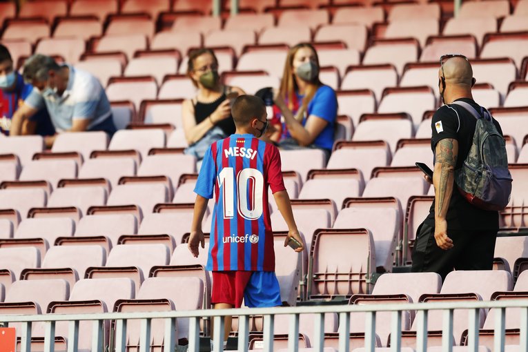 “メッシが去ったバルサとカンプノウ初戦”はどんな雰囲気だったか… 背番号10のファンと「前半10分のメッシコール＋ブーイング」〈現地撮影〉(4)