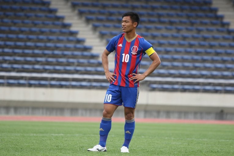 順天堂大でキャプテンマークを巻く旗手怜央　©︎Takahito Ando