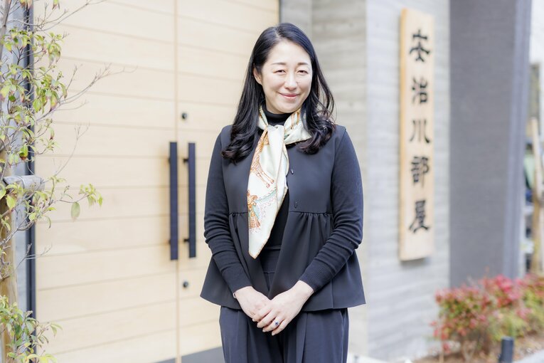 インタビューに応じる安治川部屋のおかみ、絵莉さん　©Kiichi Matsumoto