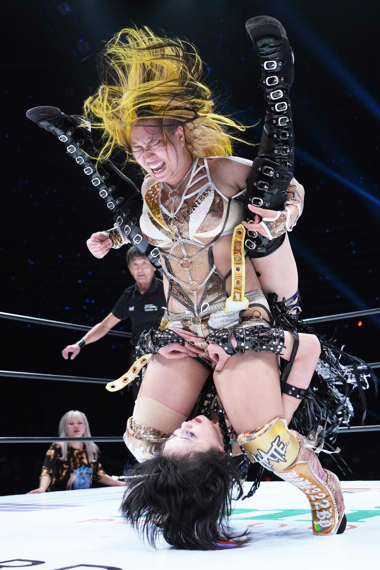 渡辺桃の十八番を浴びる上谷沙弥　©Essei Hara