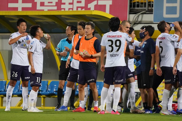ベンチで仲間たちをサポートする三浦知良　©︎Etsuo Hara/Getty Images