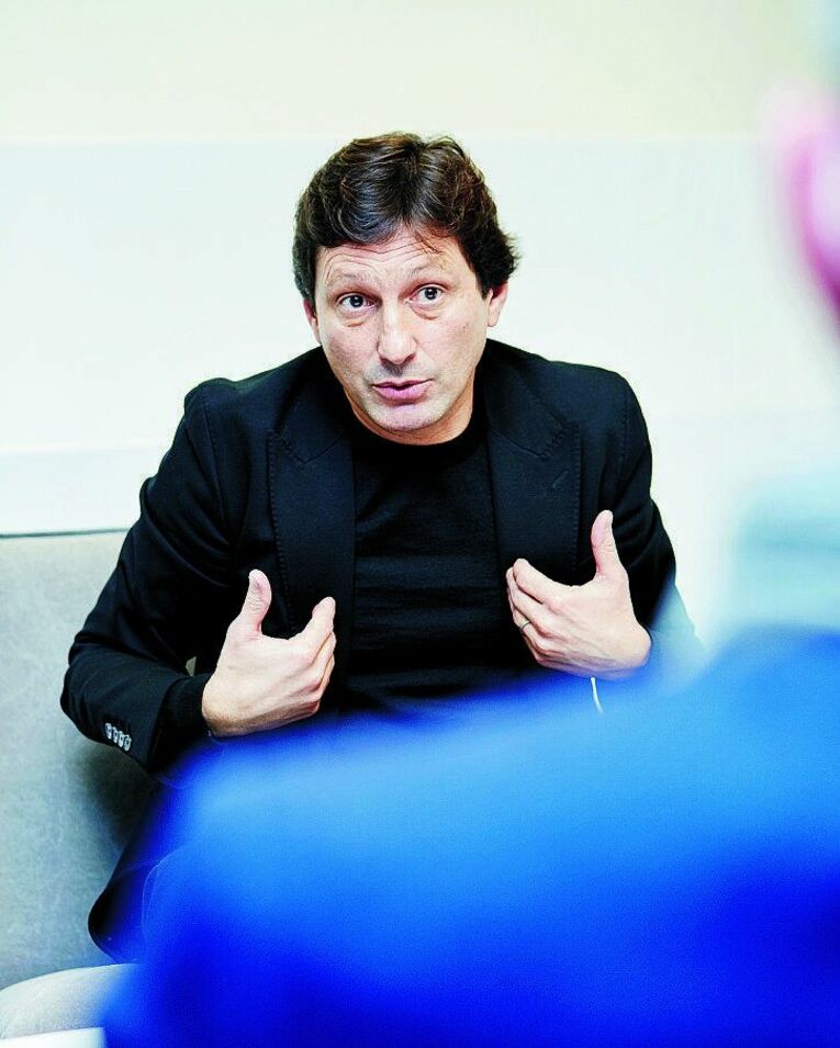 フェレ氏の直截な質問に対し、臆することなく語るレオナルドSD　©L’Équipe