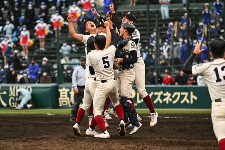 優勝した大阪桐蔭ナイン　©Nanae Suzuki