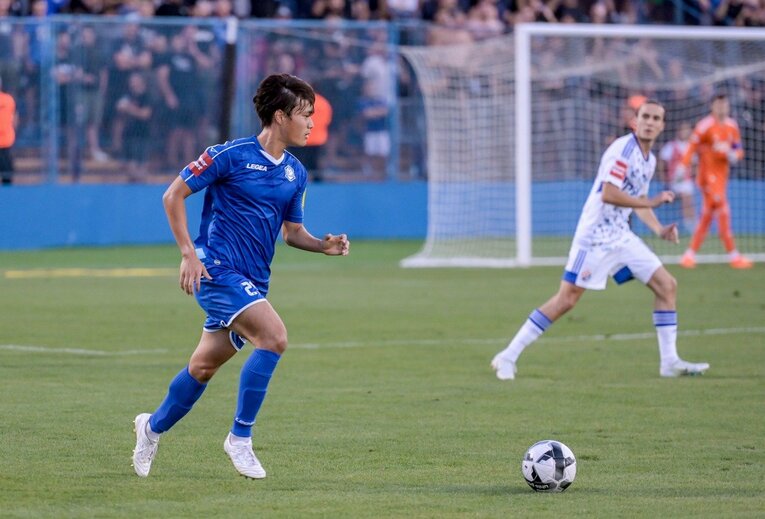 ディナモ・ザグレブを相手にプレーする浦田樹　©Siniša Sović / NK Varaždin