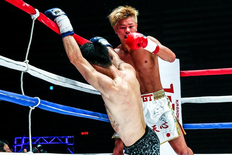 那須川天心の左フックで崩れ落ちる小笠原裕典　©Susumu Nagao