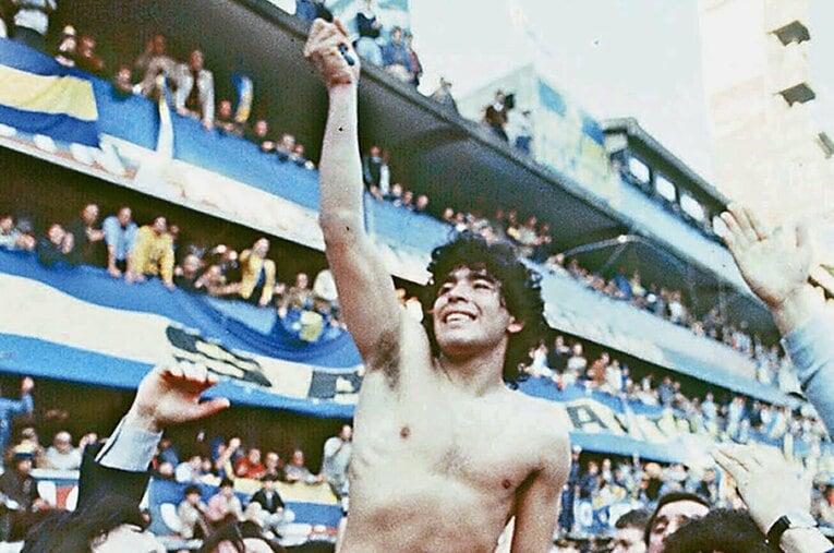 ボンボネーラで歓喜する若き日のマラドーナ　©AFP/JIJI PRESS