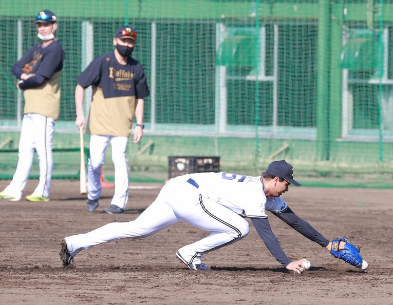 優勝パレードの翌日、オリックス秋季キャンプ（高知）で中嶋監督のノックを受ける宇田川　©︎Sankeri Shimbun