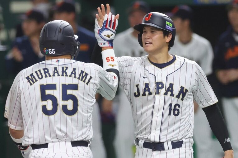 WBCイタリア戦での大谷翔平と村上宗隆。メジャー最強クラスの大谷に、日本人スラッガーはどれだけ近づけるか ／ photograph by CTK Photo/AFLO