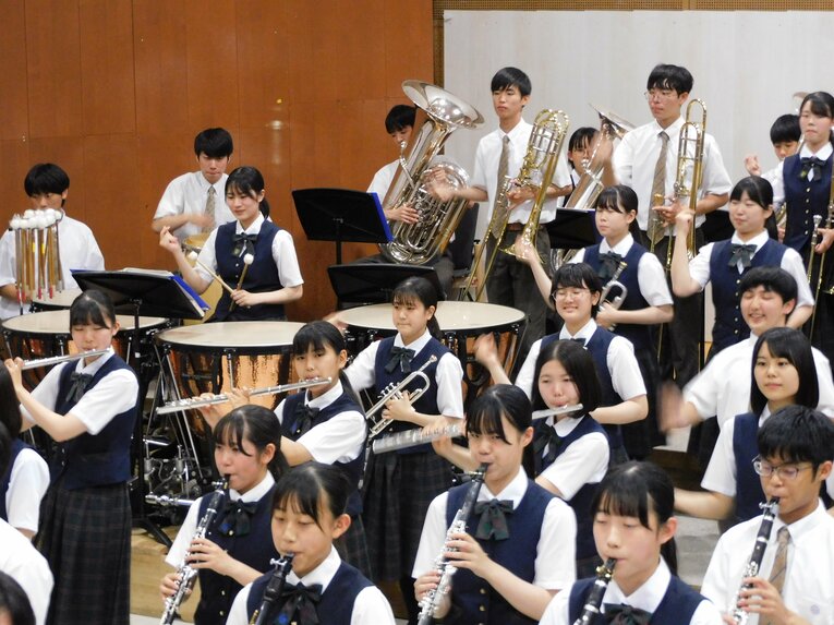 楽しそうに演奏する吹奏楽部の生徒たち　©︎Haruka Sato