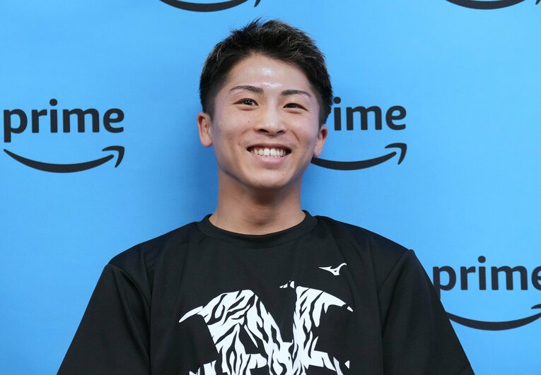 公開練習時の簡易会見で笑顔を見せる井上尚弥　©Naoki Fukuda