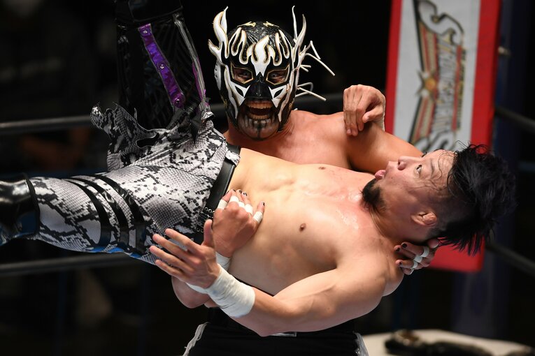 昨年11月13日の新日本プロレス。SHOを担ぎ上げて笑みを浮かべるエル・デスペラード