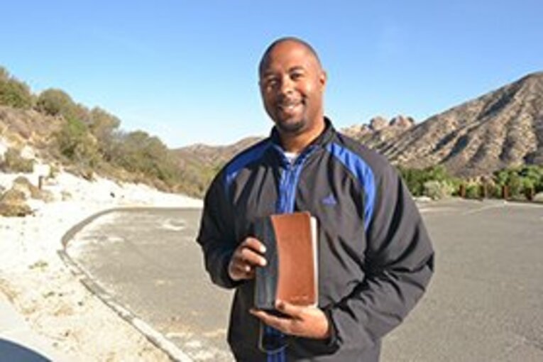 聖書を片手に祈ってくれた黒人男性。笑顔が素敵だが……。