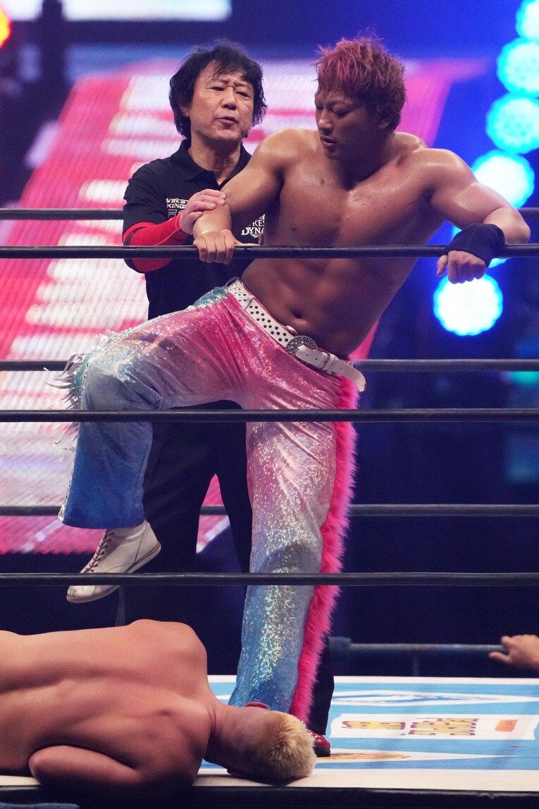 海野翔太を制止するレフェリーのレッドシューズ海野　©Masashi Hara