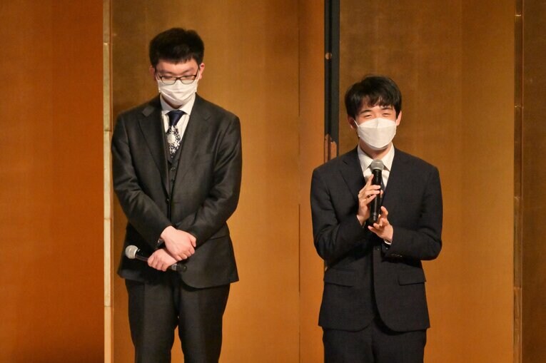 コロナ禍のあった2020年以降も機会を見つけては練習将棋を続けてきた永瀬と藤井　©Hideki Sugiyama
