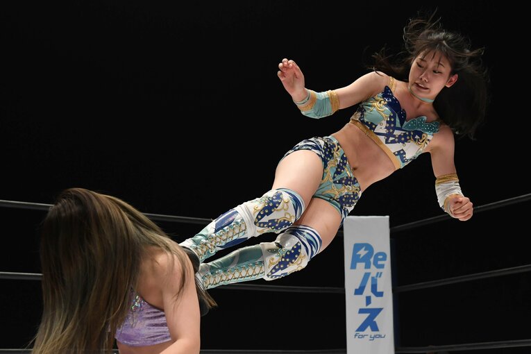 背面からのミサイルキック