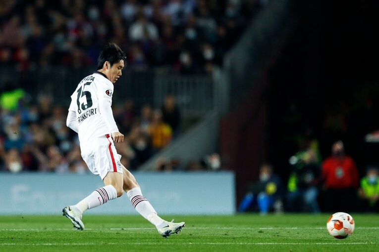 「初めて日本人がバルサのカンプノウで勝利」歴史的瞬間を撮った… 鎌田大地のアシストと献身に感動した理由〈長谷部誠も出場〉(41)