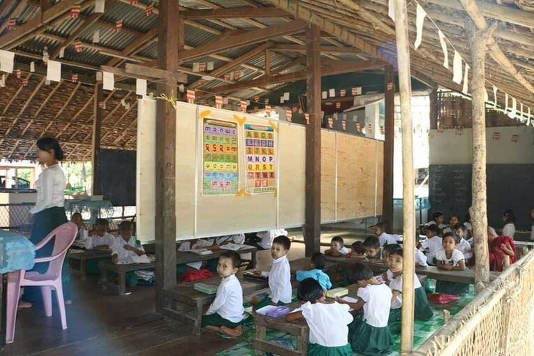 渡慶次が建てた学校で授業を受ける子供たち（本人提供）