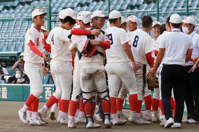 2021年　中西聖輝／智弁和歌山（捕手と抱き合う）　©Katsuro Okazawa